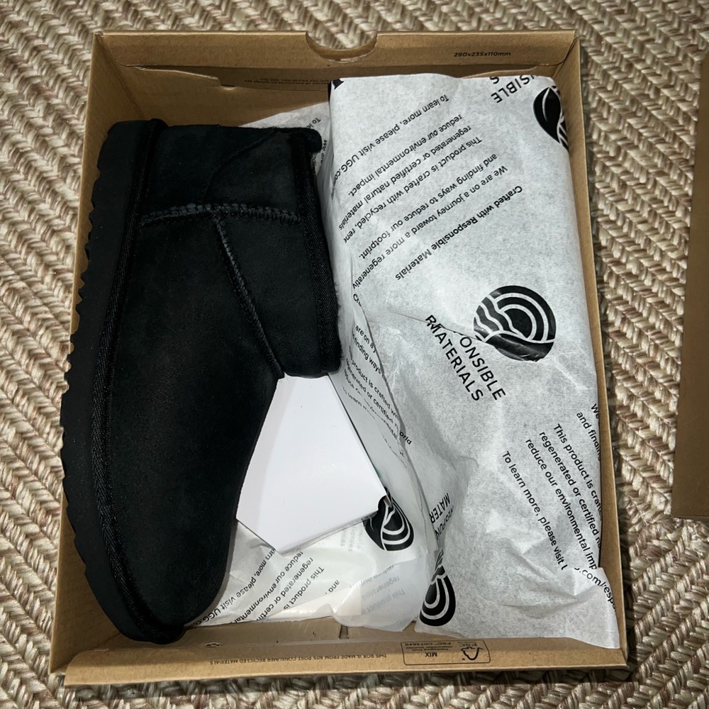 Kids Classic Ultra Mini Black Uggs | Size 5